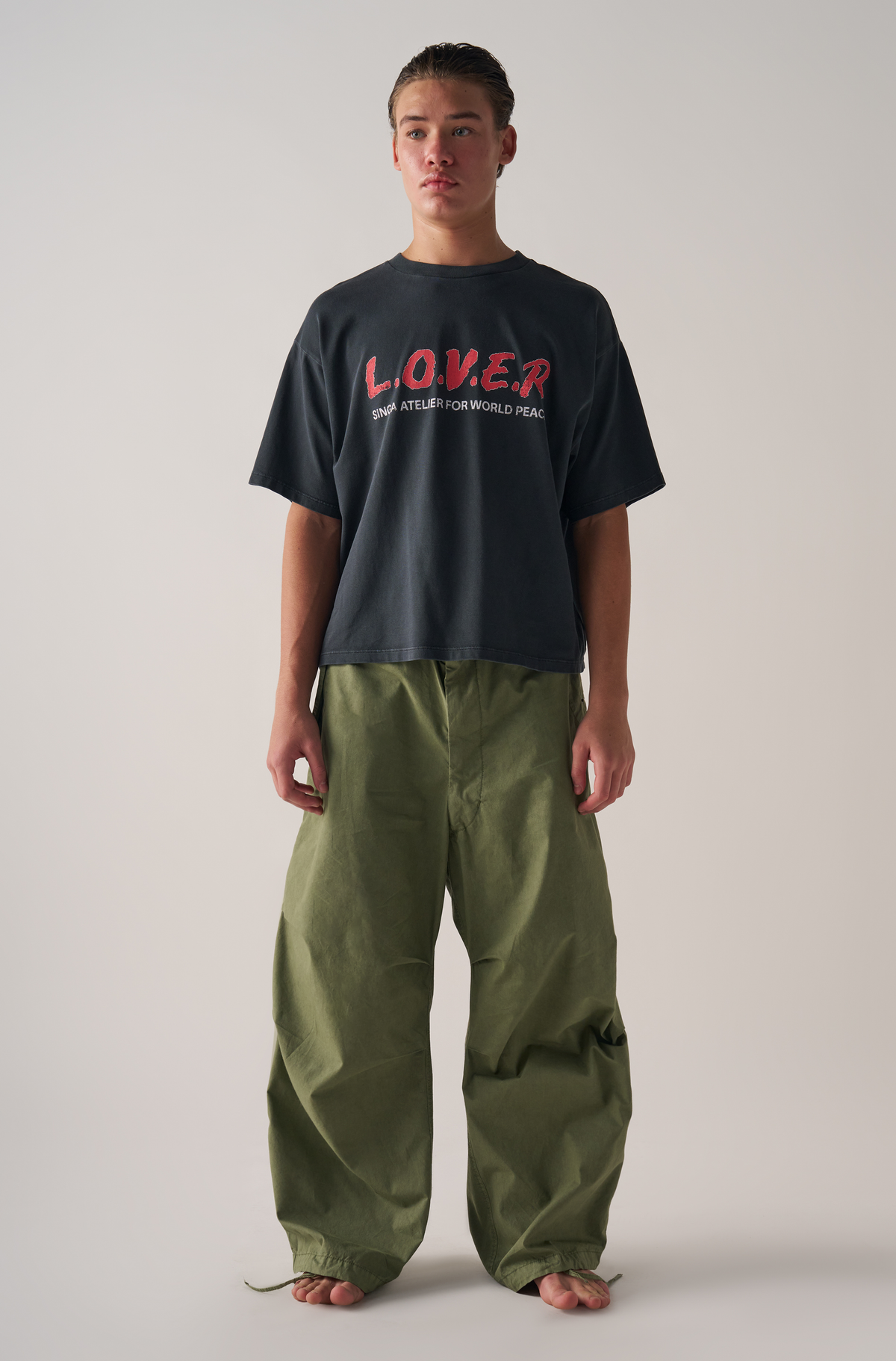 Camiseta Boxy Over Love Not War Preto Cationizado