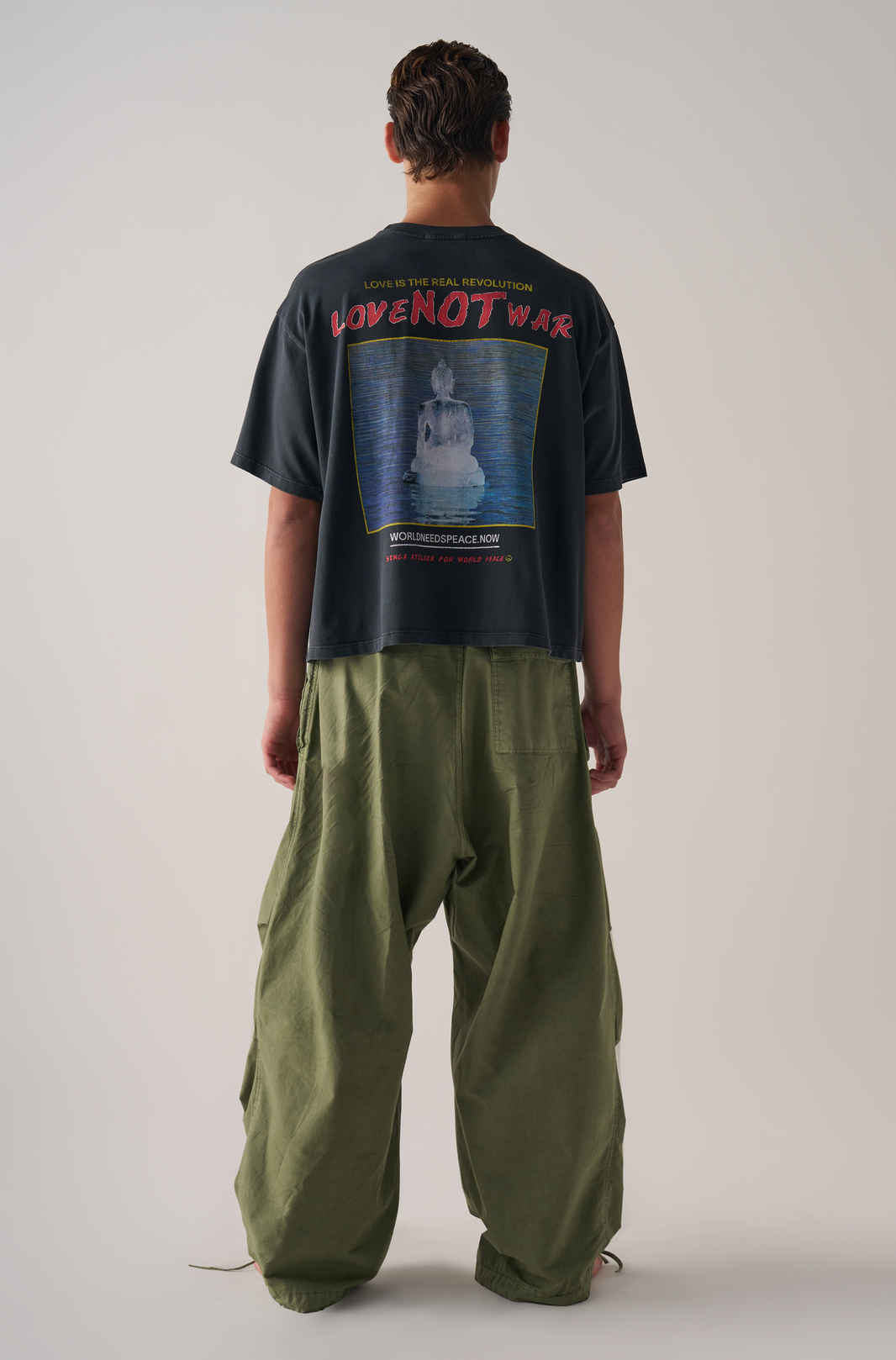 Camiseta Boxy Over Love Not War Preto Cationizado