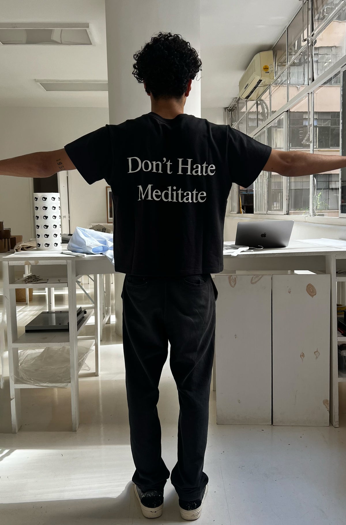 Camiseta Boxy Regular Don't Hate Meditate Preta