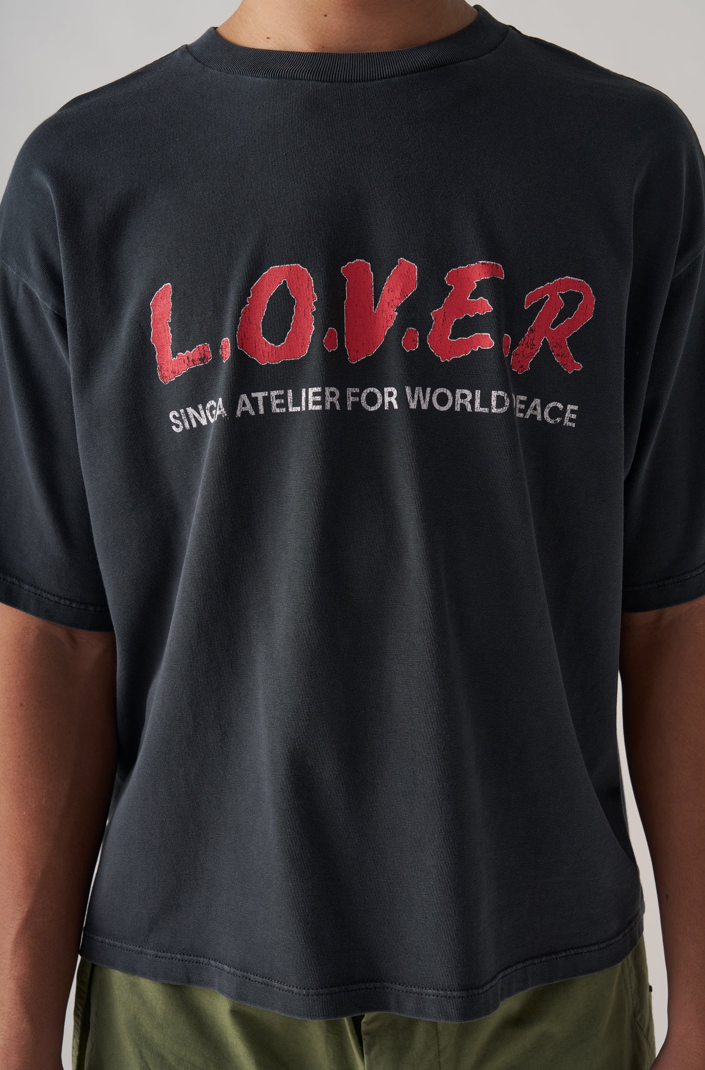 Camiseta Boxy  Over Love Not War Preto Cationizado