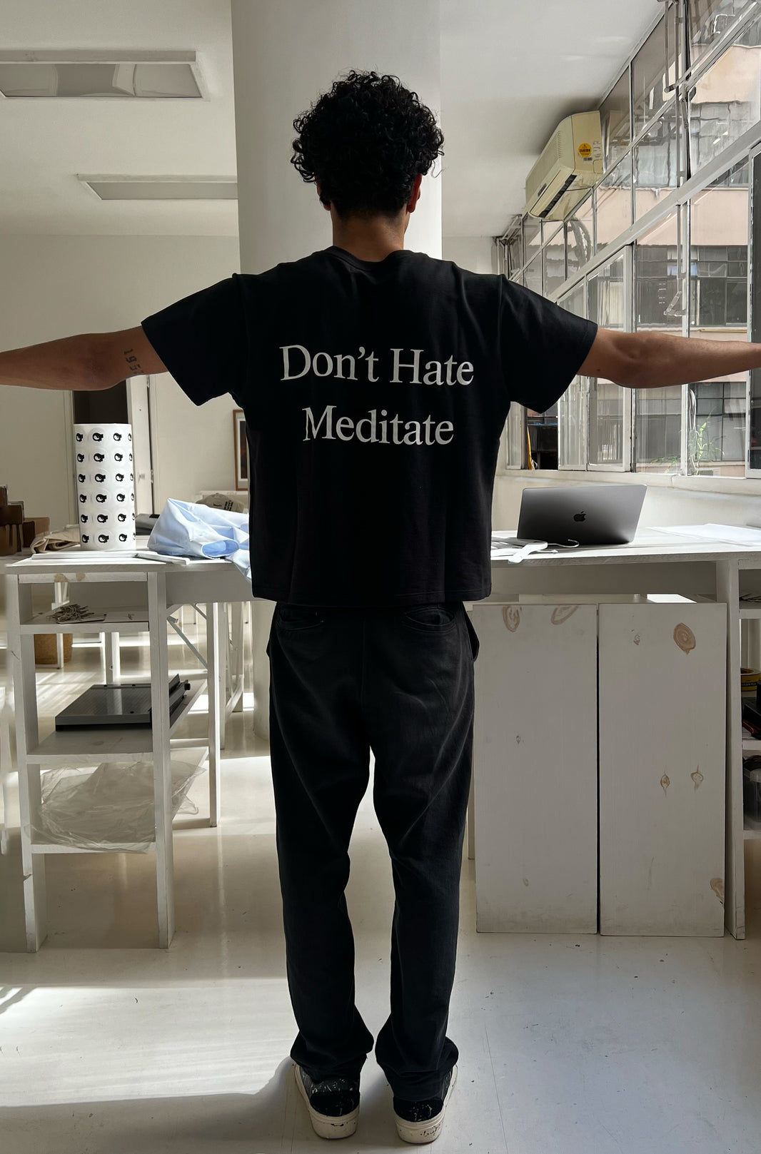 Camiseta Boxy Regular Don't Hate Meditate Preta